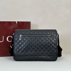 Replica qualità specchio Borsa a tracolla media Gucci 850235 GG Emblem Uomo Nero
