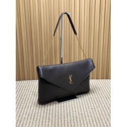 YSL Saint Laurent Cassandre Borsa a busta grande con catena Claret