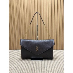YSL Saint Laurent Cassandre Borsa a busta grande con catena Claret