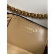 Bora Pari all'originale replica a mano Chanel 25 Mini Hobo AS5293 Rafia intrecciata Marrone/Nero