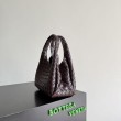 Bora Pari all'originale replica a tracolla Bottega Veneta Campana piccola intrecciata Caffè