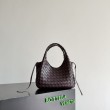 Bora Pari all'originale replica a tracolla Bottega Veneta Campana piccola intrecciata Caffè
