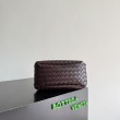 Bora Pari all'originale replica a tracolla Bottega Veneta Campana piccola intrecciata Caffè