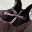 Bora Pari all'originale replica a tracolla Bottega Veneta Campana piccola intrecciata Caffè