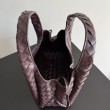 Bora Pari all'originale replica a tracolla Bottega Veneta Campana piccola intrecciata Caffè