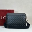 Borsa a tracolla media Gucci 850235 GG Emblem Uomo Nero