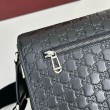 Borsa a tracolla media Gucci 850235 GG Emblem Uomo Nero