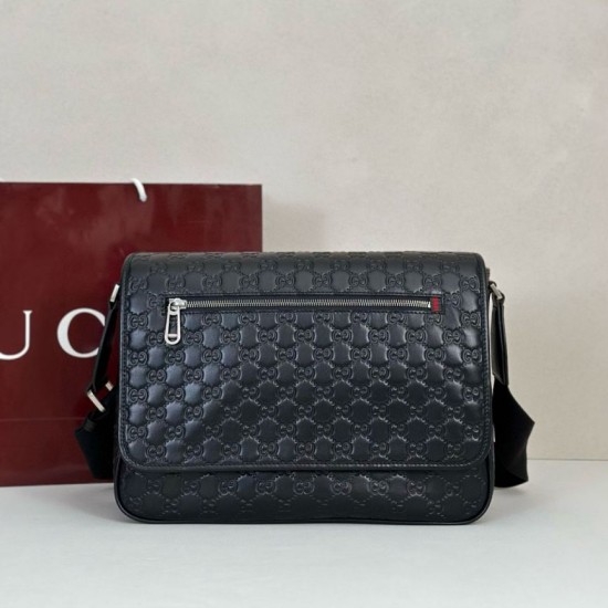 Borsa a tracolla media Gucci 850235 GG Emblem Uomo Nero