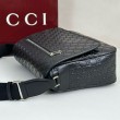 Borsa a tracolla media Gucci 850235 GG Emblem Uomo Nero
