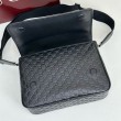 Borsa a tracolla media Gucci 850235 GG Emblem Uomo Nero