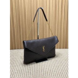 YSL Saint Laurent Cassandre Borsa a busta grande con catena Claret
