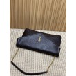 YSL Saint Laurent Cassandre Borsa a busta grande con catena Claret