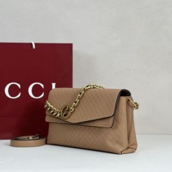 Borsa a tracolla Gucci media con motivo GG goffrato e catena 857622 marrone chiaro Borsa a tracolla Gucci media con motivo GG goffrato e catena 857622 marrone chiaro