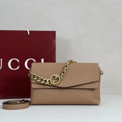 Borsa a tracolla Gucci media con motivo GG goffrato e catena 857622 marrone chiaro