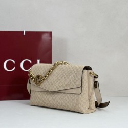 Replica Borsa a tracolla Gucci media con motivo GG goffrato e catena 857622 scamosciata Beige Imitazioni Replica qualità specchio Borsa a tracolla Gucci media con motivo GG goffrato e catena 857622 scamosciata Beige