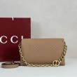 Borsa a tracolla Gucci media con motivo GG goffrato e catena 857622 marrone chiaro