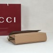 Borsa a tracolla Gucci media con motivo GG goffrato e catena 857622 marrone chiaro