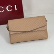 Borsa a tracolla Gucci media con motivo GG goffrato e catena 857622 marrone chiaro