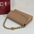 Borsa a tracolla Gucci media con motivo GG goffrato e catena 857622 marrone chiaro