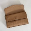 Borsa a tracolla Gucci media con motivo GG goffrato e catena 857622 marrone chiaro