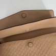 Borsa a tracolla Gucci media con motivo GG goffrato e catena 857622 marrone chiaro