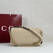 Borsa a tracolla Gucci media con motivo GG goffrato e catena 857622 scamosciata Beige