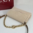 Borsa a tracolla Gucci media con motivo GG goffrato e catena 857622 scamosciata Beige