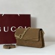 Borsa a tracolla Gucci media con motivo GG goffrato e catena 857622 scamosciata marrone