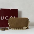 Borsa a tracolla Gucci media con motivo GG goffrato e catena 857622 scamosciata marrone