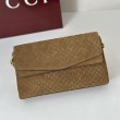 Borsa a tracolla Gucci media con motivo GG goffrato e catena 857622 scamosciata marrone