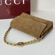 Borsa a tracolla Gucci media con motivo GG goffrato e catena 857622 scamosciata marrone
