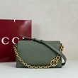 Borsa a tracolla Gucci media con motivo GG goffrato e catena 857622 verde