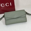 Borsa a tracolla Gucci media con motivo GG goffrato e catena 857622 verde