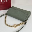 Borsa a tracolla Gucci media con motivo GG goffrato e catena 857622 verde