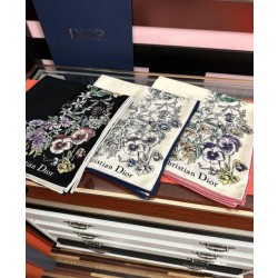 Dettagli perfetti Sciarpa Mitzah in seta e cashmere multicolore Dior D-Floral 140 x 140 01