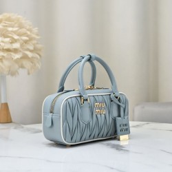 Replica Borsa con manico superiore Miu Miu Arcadie matelassé Blu Imitazioni Replica qualità specchio Borsa con manico superiore Miu Miu Arcadie matelassé Blu