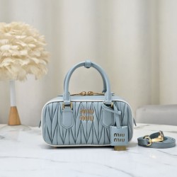 Replica qualità specchio Borsa con manico superiore Miu Miu Arcadie matelassé Blu