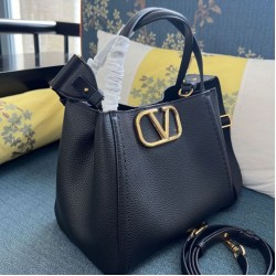 Replica Borsa a mano media Valentino Garavani Alltime vitello granato Nero Imitazioni Replica qualità specchio Borsa a mano media Valentino Garavani Alltime vitello granato Nero