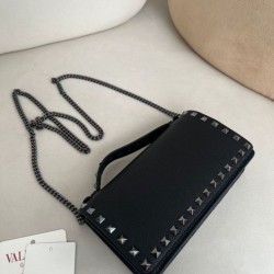 Replica qualità specchio Portafoglio con catena Valentino Garavani Rockstud Nero