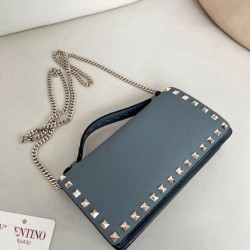 Replica qualità specchio Portafoglio con catena Valentino Garavani Rockstud blu