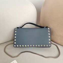 Replica qualità specchio Portafoglio con catena Valentino Garavani Rockstud blu