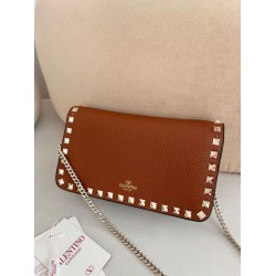 Borsa a tracolla piccola con patta Valentino Garavani Rockstud Marrone