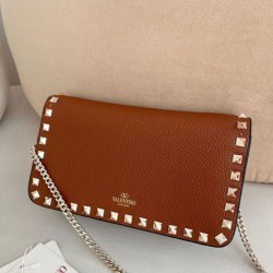 Replica Borsa a tracolla piccola con patta Valentino Garavani Rockstud Marrone Imitazioni Replica qualità specchio Borsa a tracolla piccola con patta Valentino Garavani Rockstud Marrone