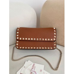 Borsa a tracolla piccola con patta Valentino Garavani Rockstud Marrone