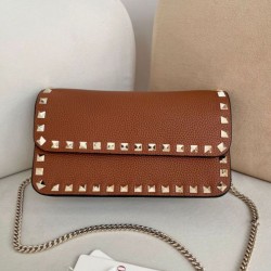 Replica qualità specchio Borsa a tracolla piccola con patta Valentino Garavani Rockstud Marrone