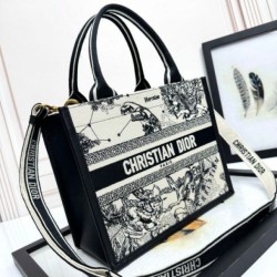 Replica Borsa tote Dior piccola/media Oblique ricamata con stampa animalier bianca Imitazioni Replica qualità specchio Borsa tote Dior piccola/media Oblique ricamata con stampa animalier bianca