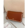 Borsa a tracolla piccola con patta Valentino Garavani Rockstud Marrone