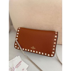 Borsa a tracolla piccola con patta Valentino Garavani Rockstud Marrone