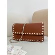 Borsa a tracolla piccola con patta Valentino Garavani Rockstud Marrone