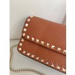 Borsa a tracolla piccola con patta Valentino Garavani Rockstud Marrone